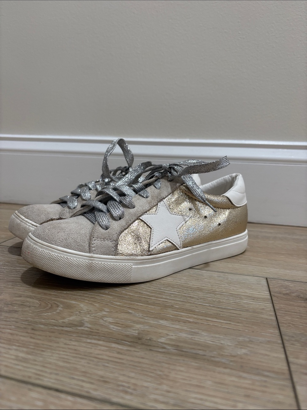 Nature Breeze Gold and White Star Accent Sneakers